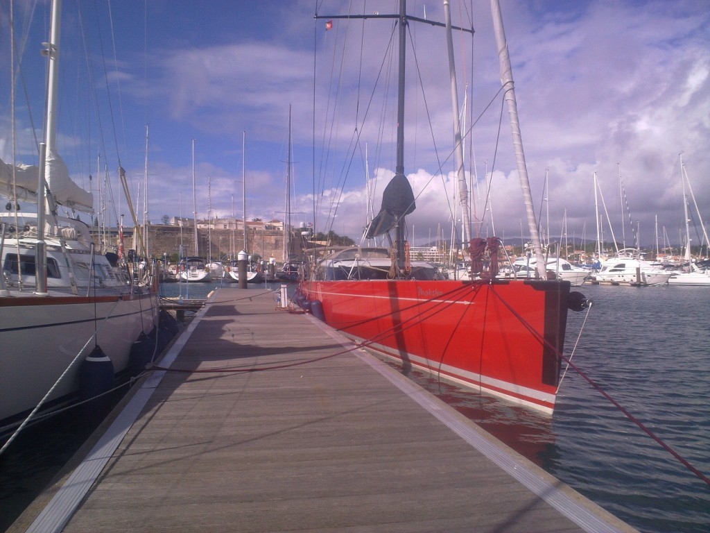 SHipman 72 - Moksha na cilju v Cascais-u, Portugalska. V ozadju Shipman 63, Sao Bernardo
